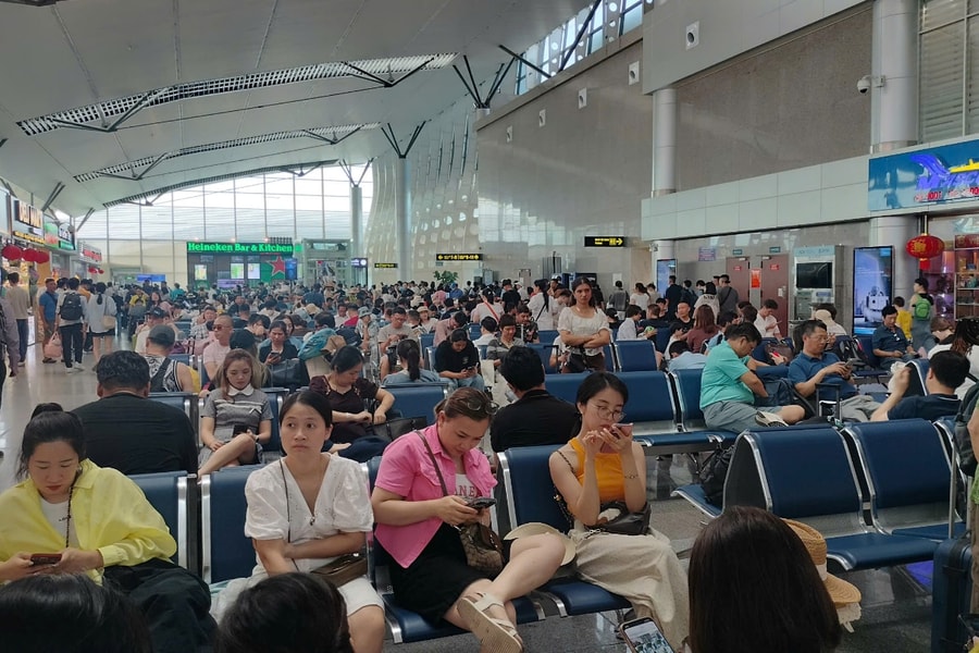 Sân bay Đà Nẵng đông nườm nượp trước chung kết pháo hoa