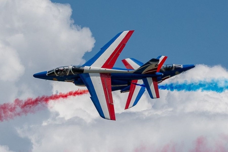 Mãn nhãn màn biểu diễn của 100 máy bay tại Lễ Quốc khánh Pháp