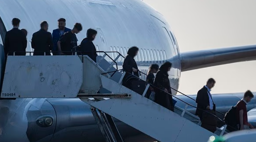 Chiến dịch không vận bí ẩn di dời 18.000 người của Anh