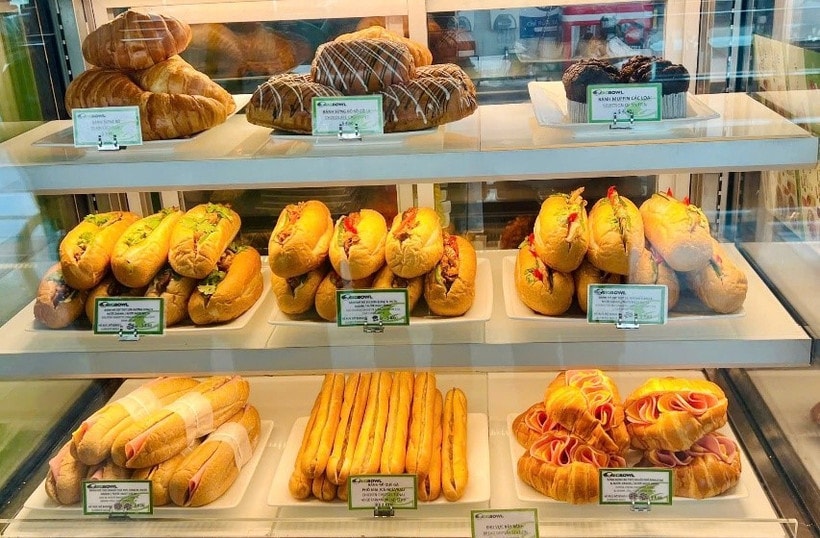 Bán bánh mì, phở… ở sân bay thu tiền tỷ
