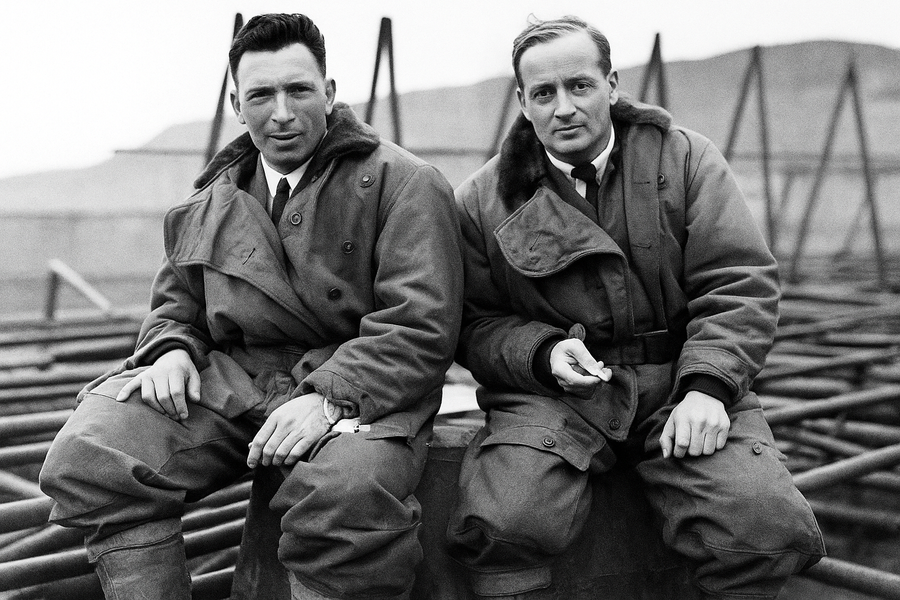 Cú đáp xuống đầm lầy lịch sử của hai phi công Anh vượt Đại Tây Dương