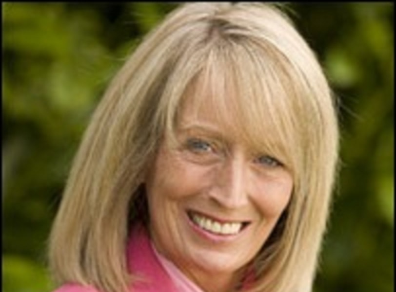 Khoảnh khắc kỳ diệu: Tiếp viên dùng ống hút cứu bé sơ sinh