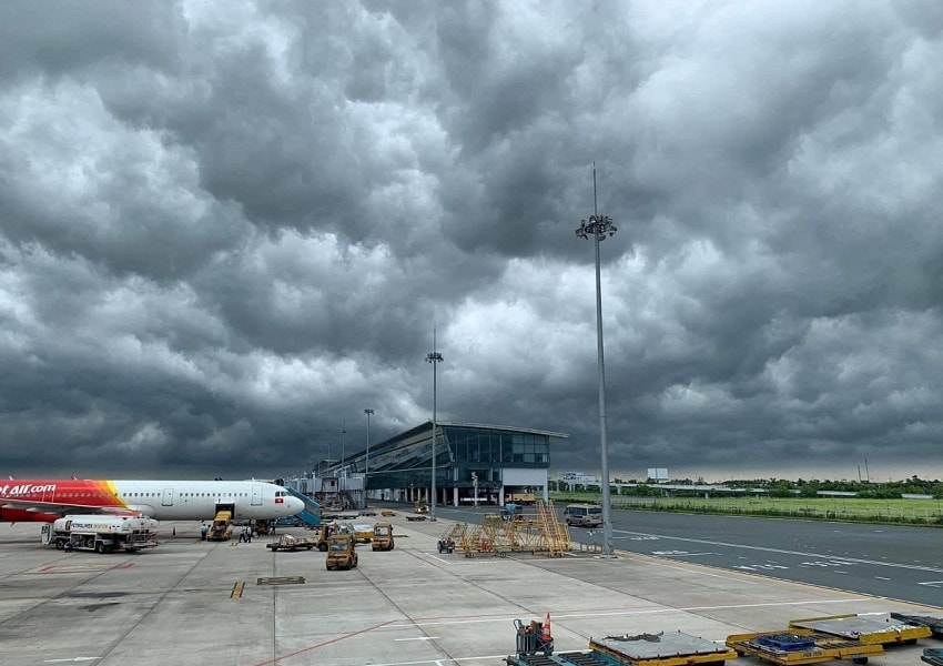 Hàng loạt chuyến bay bị gián đoạn do mưa dông và bão số 3