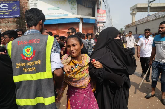 Phụ huynh khóc ngất khi 25 trẻ em thiệt mạng do máy bay rơi trúng trường học