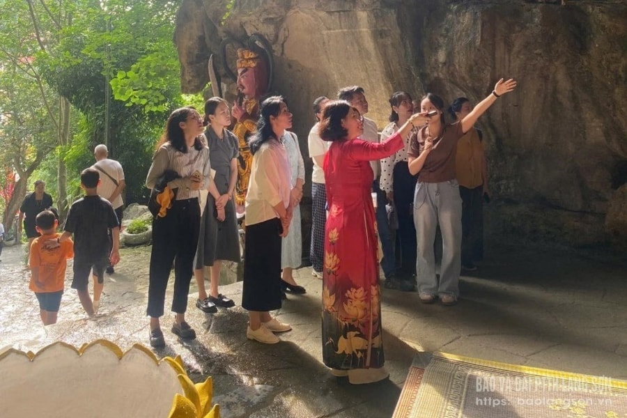 Du lịch bằng giấy thông hành hút khách Việt - Trung