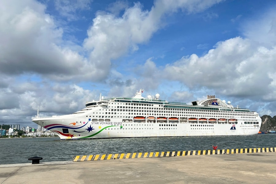 Tàu biển Star Voyager đưa hơn 1.200 du khách đến Quảng Ninh