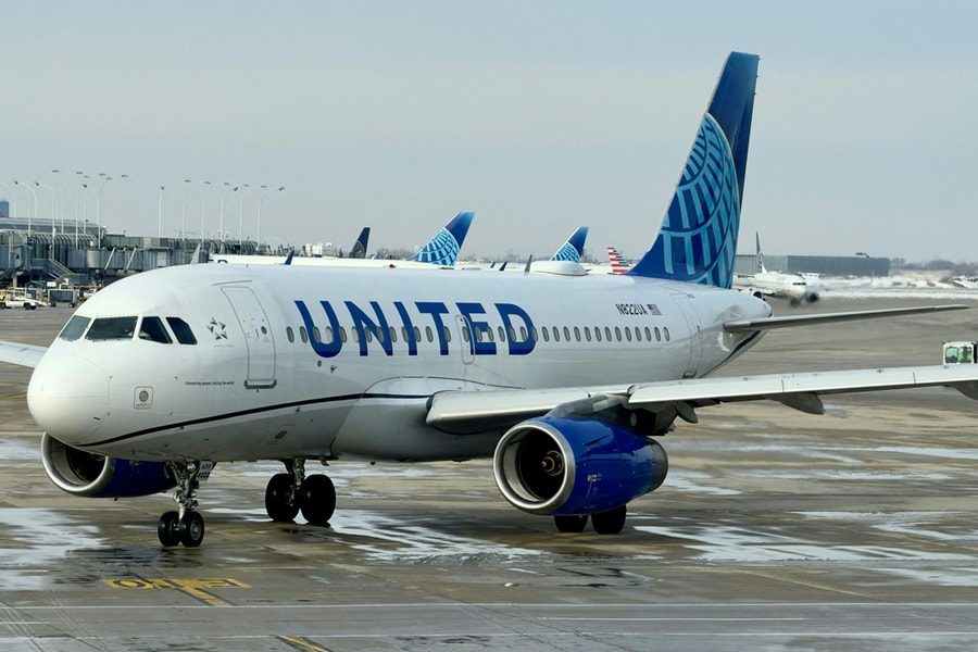 Máy bay United Airlines hạ cánh khẩn cấp vì cháy khoang hành lý