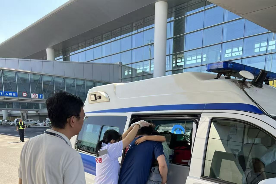 9 phút hạ cánh nghẹt thở ở sân bay Thanh Đảo