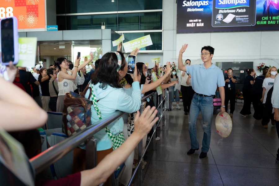 Xếp hàng đợi tặng nón lá sao nam Hàn Quốc tại sân bay Tân Sơn Nhất