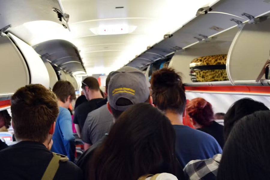 Đứng dậy khi máy bay vừa hạ cánh: Hành động gây khó chịu nhất trên máy bay?