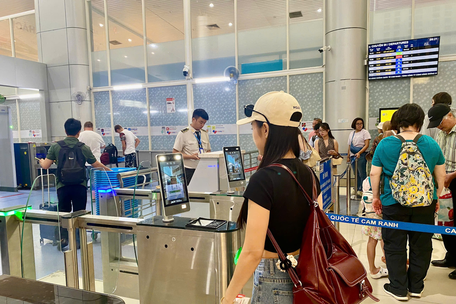 Từ tháng 9, hành khách lên máy bay không cần giấy tờ