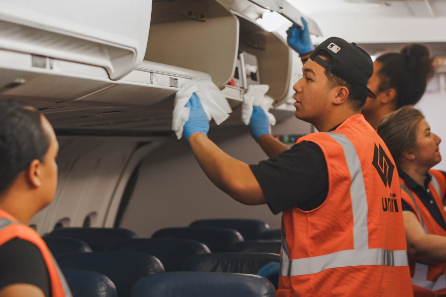 Quy trình vệ sinh máy bay ra sao để giúp khách hàng an tâm?