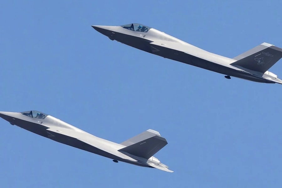 "Cá mập bay" J-35 của Trung Quốc lộ diện