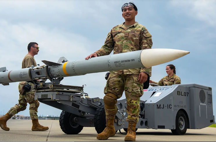 Lo ngại lỗ hổng phòng không, Mỹ ký hợp đồng tên lửa “khủng” với Raytheon