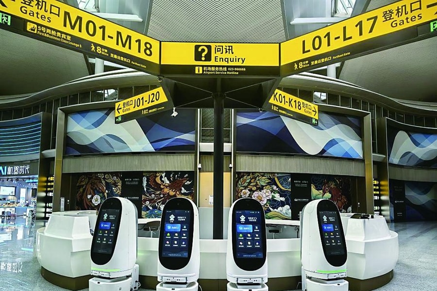 Sân bay Trung Quốc ra mắt robot dẫn đường, xách vali giúp hành khách