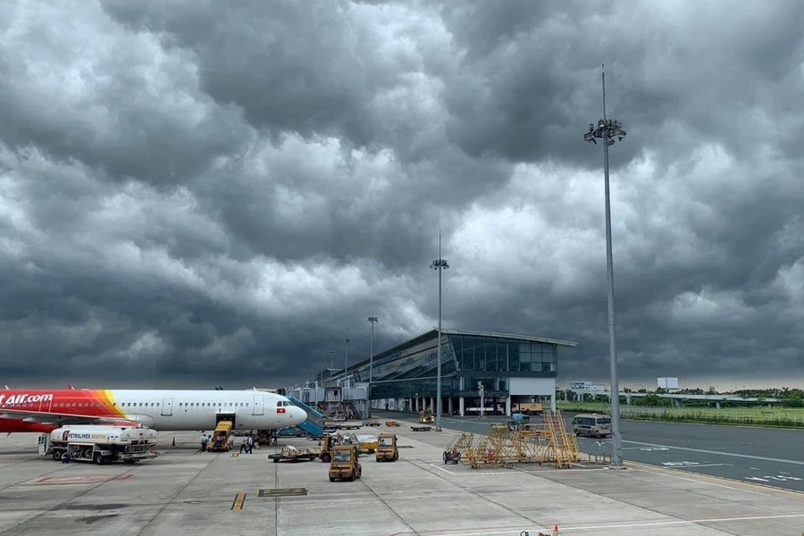 Mưa rào và dông, lịch trình bay ở Tân Sơn Nhất bị ảnh hưởng