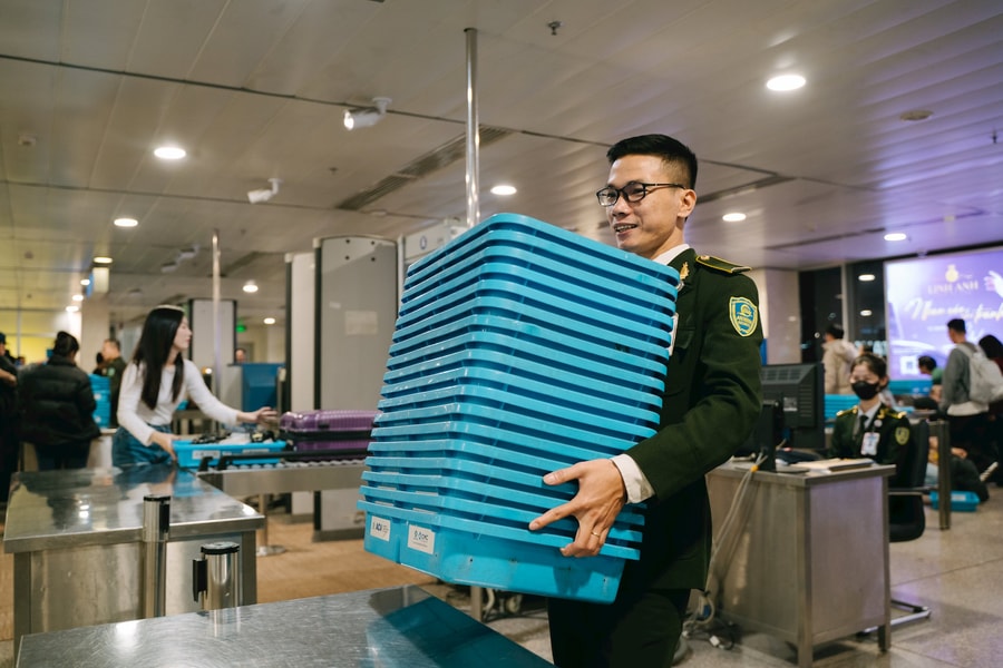 Công nghệ soi chiếu an ninh cũ kỹ, sân bay Việt khó bỏ quy định cởi giày