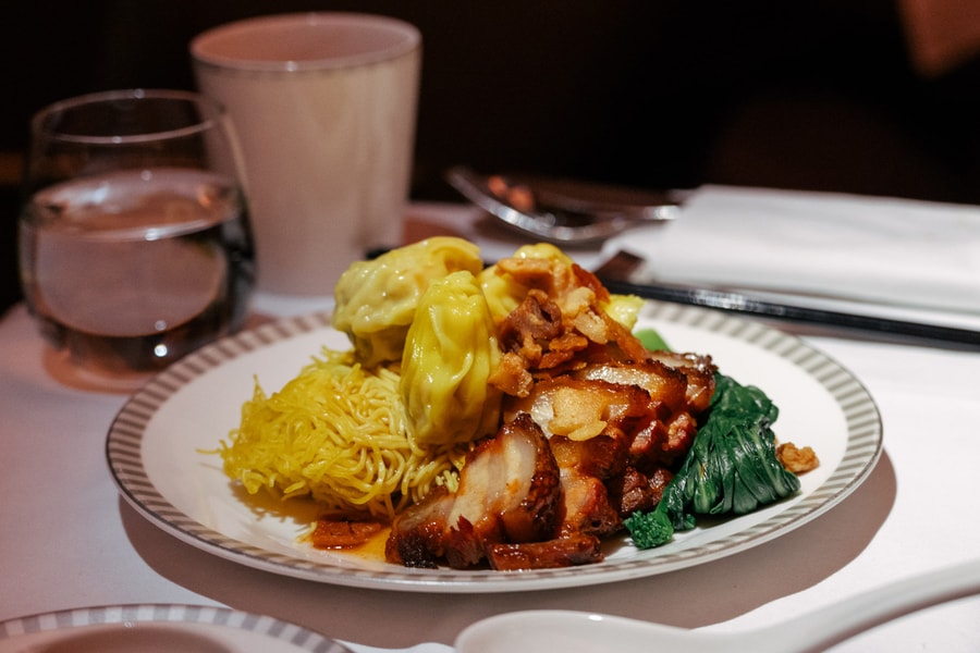 Khách Hồi giáo sốc vì bị phục vụ nhầm thịt heo trên khoang thương gia