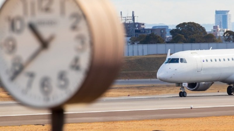 Những chuyến bay 'ngược thời gian', hạ cánh trước giờ khởi hành