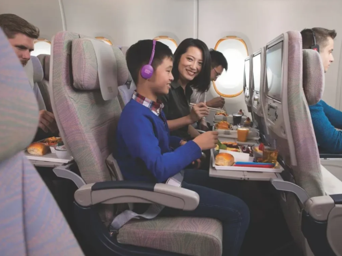 Hành khách bức xúc vì cảnh phim nhạy cảm lộ trước mắt trẻ