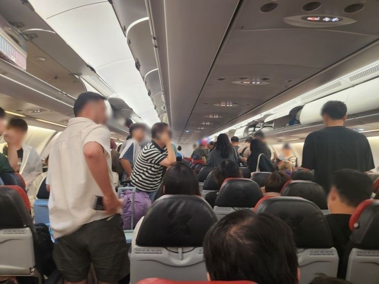 Chuyến bay AirAsia hạ cánh bất ngờ ở Gimpo, hành khách và tiếp viên bối rối