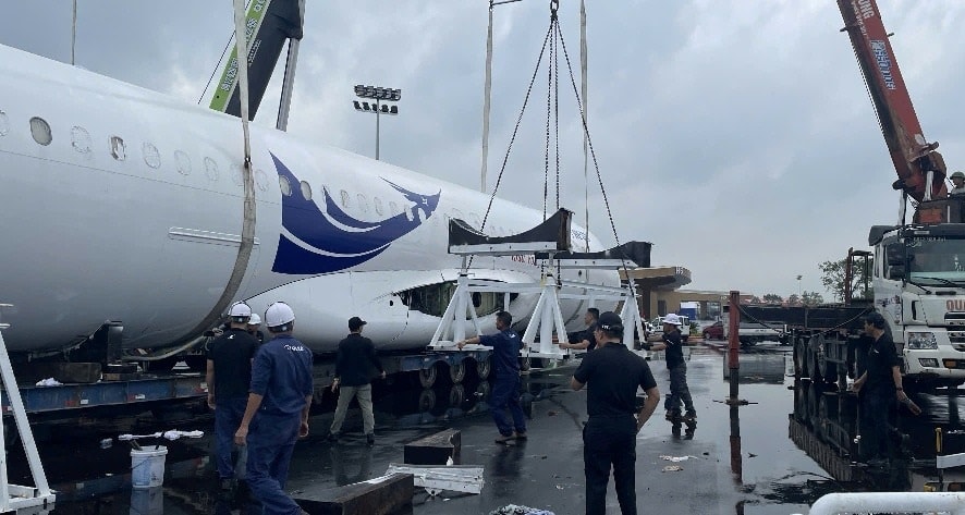 Người dân Hà Nội ngồi thử Airbus A320, tập thoát hiểm máy bay