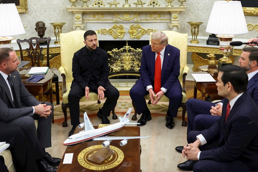 Ông Trump tiếp ông Zelensky, mô hình máy bay ở Phòng Bầu dục gây chú ý