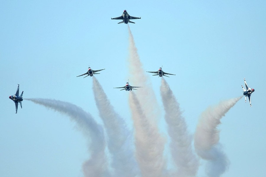 Đội bay Thunderbirds Mỹ tạo tiếng nổ siêu thanh làm vỡ kính nhà dân