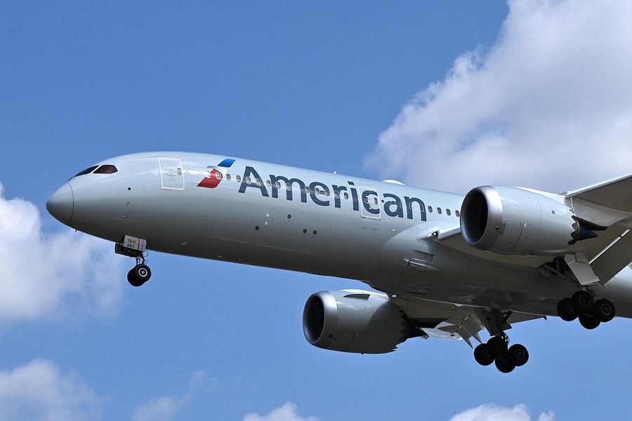 Thiết bị điện tử của hành khách cháy, máy bay của American Airlines hạ cánh khẩn cấp