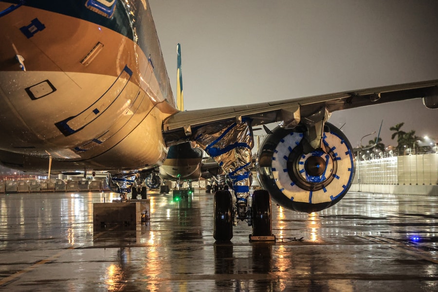 Loạt thiết bị sân bay hư hỏng sau bão số 5