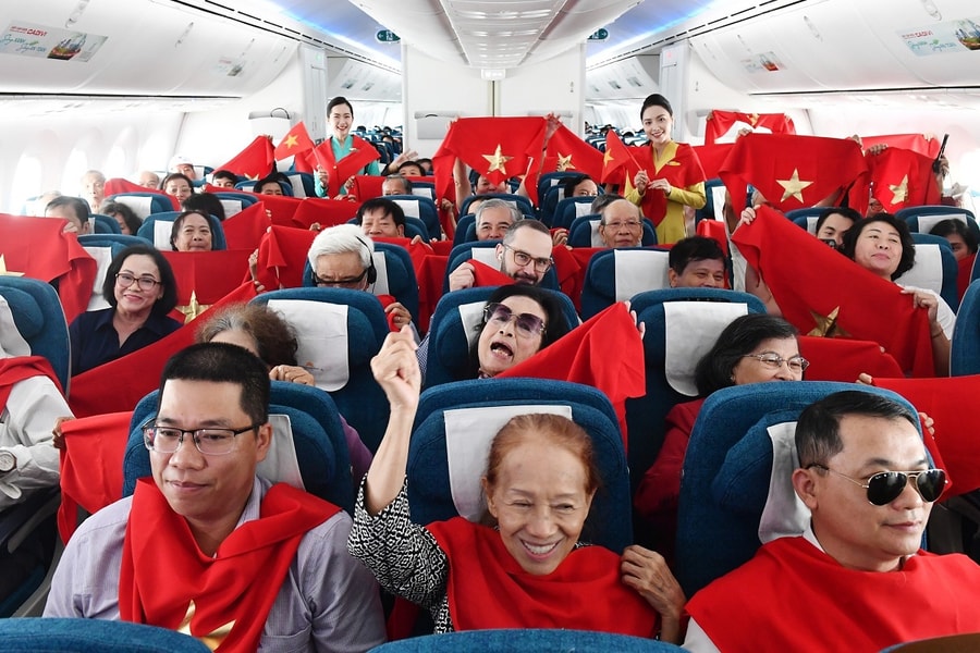 Những chuyến bay ngập tràn màu cờ đỏ của hàng không Việt