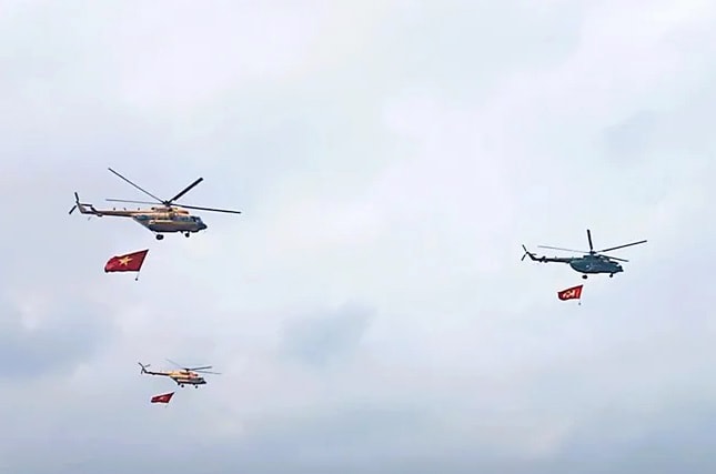 Trực thăng mang cờ Đảng, cờ Tổ quốc bay qua quảng trường Ba Đình