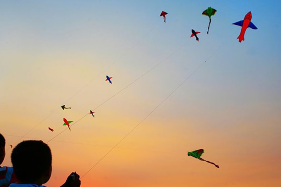 Hàng loạt vụ chiếu đèn laser, lái drone trái phép tại sân bay Tân Sơn Nhất