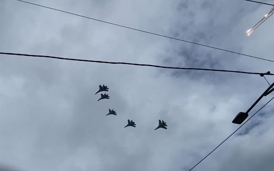 Ngoạn mục tiêm kích nhào lộn, thả bẫy nhiệt trên bầu trời Hà Nội