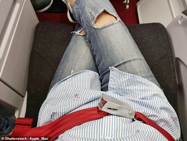 Rủi ro khi ngồi vắt chéo chân trên máy bay