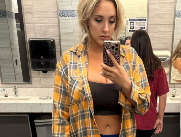 Người mẫu Playboy tố tiếp viên American Airlines bắt cô 'cài kín cúc áo'