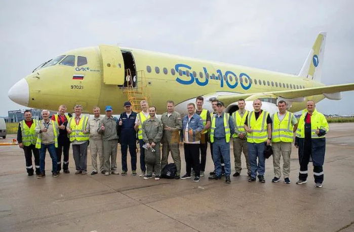 Máy bay SJ-100 nội địa Nga lần đầu cất cánh