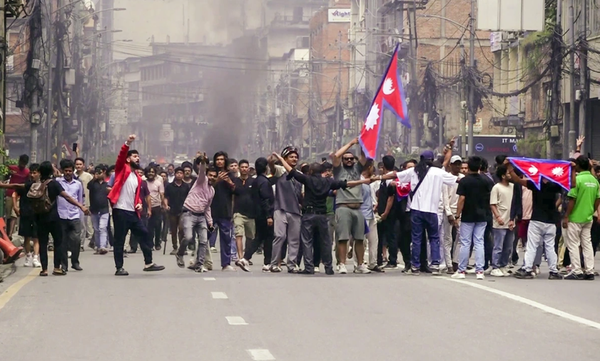 Sân bay Kathmandu hoạt động lại, du lịch Nepal chao đảo vì bất ổn