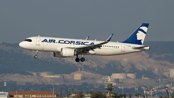 Máy bay lượn vòng một giờ trên trời vì kiểm soát không lưu ngủ quên