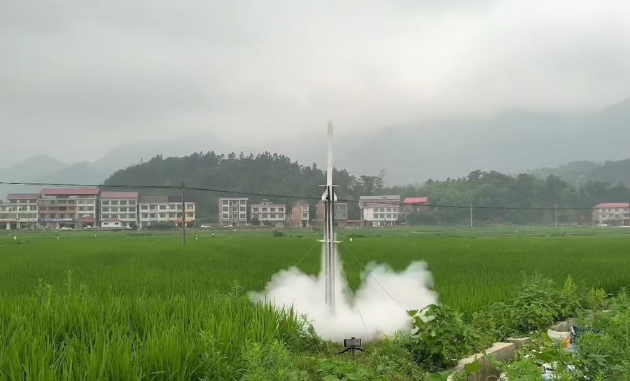 Tự học qua video, nam sinh chế tạo tên lửa bay 400 m