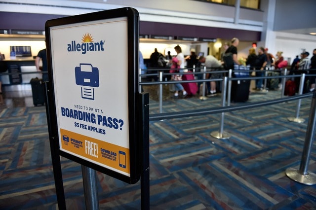 Hành khách bị bắt vì từ chối trả 5 USD phí in thẻ lên máy bay