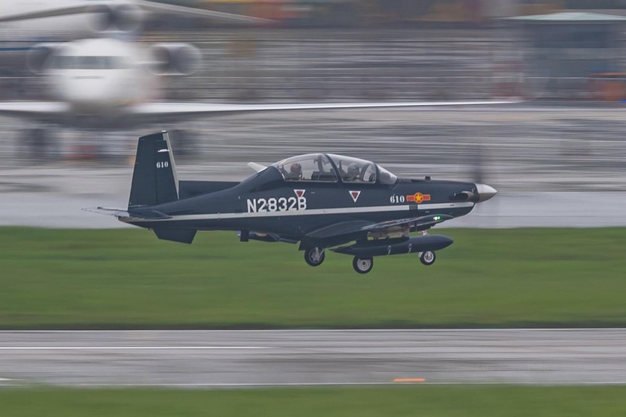 Ngắm ba chiếc máy bay huấn luyện T-6C hạ cánh sân bay Tân Sơn Nhất