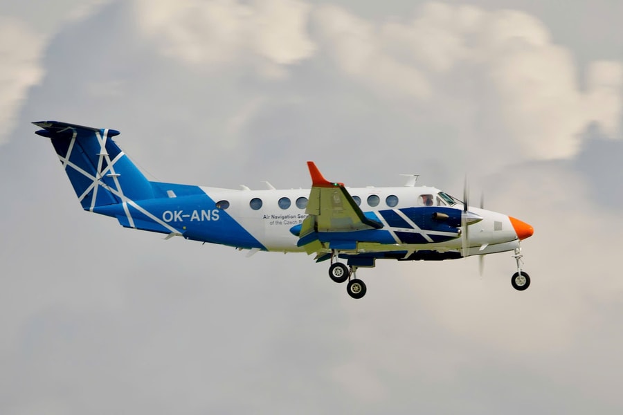 Tàu Beechcraft KingAir 300 xuất hiện ở Tân Sơn Nhất, chuẩn bị bay hiệu chuẩn sân bay Long Thành