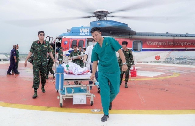 Trực thăng bay xuyên bão đêm, khẩn cấp đưa bệnh nhân từ Trường Sa về đất liền