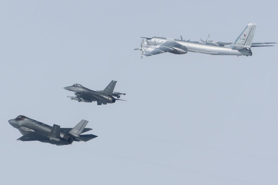 Mỹ điều 9 máy bay chiến đấu ngăn chặn nhóm oanh tạc cơ Nga gần Alaska