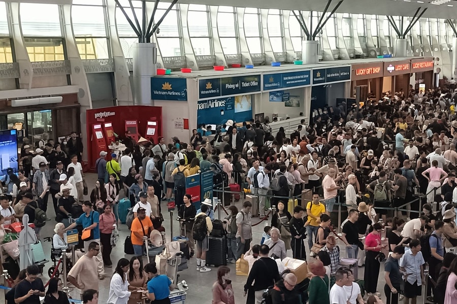 Vật vờ chờ đợi vì hàng loạt chuyến bay khởi hành trễ do bão số 10