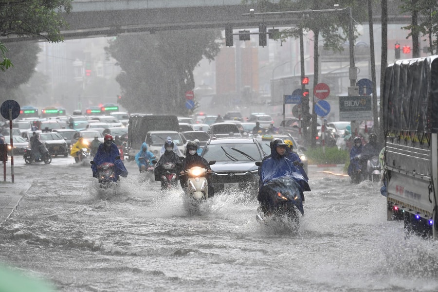 Hà Nội chìm trong nước, trục ra sân bay Nội Bài thế nào
