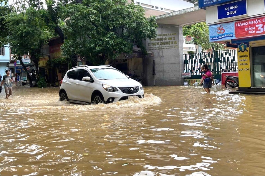 Nội đô ngập úng, hành khách đi Nội Bài nên xuất phát sớm