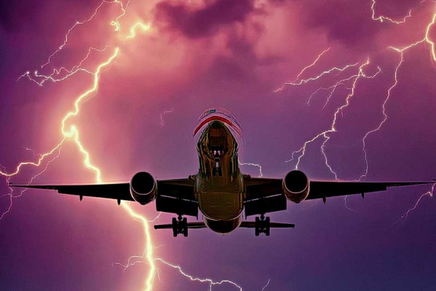 Máy bay có an toàn khi xuyên qua bão