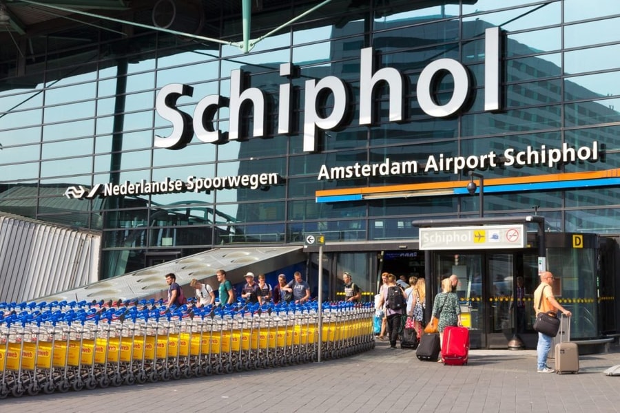 Schiphol dừng tăng phí, lộ lỗ hổng an ninh